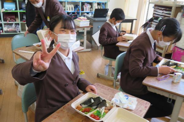 嬉しそうにランチボックス開ける赤阪小6年生