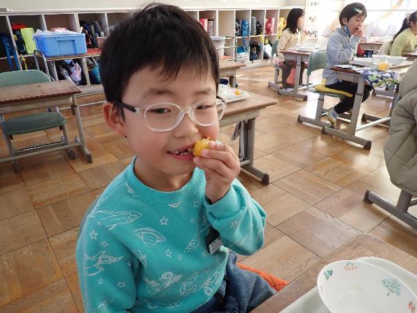 きんかんをかじる、千早小吹台小学校1年生