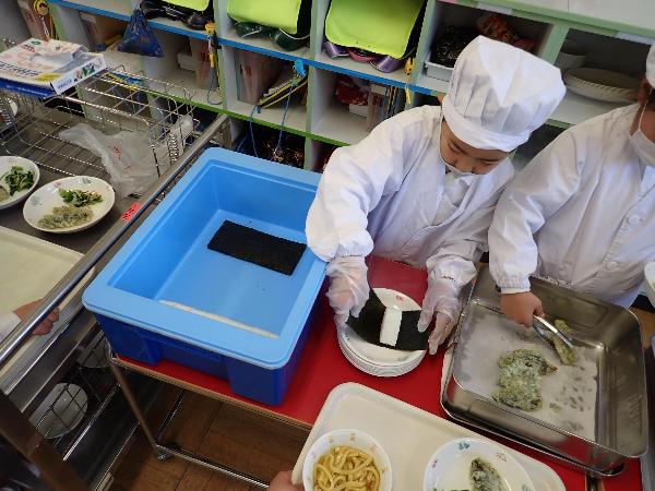 おにぎりと海苔を上手に配膳する赤阪小学校1年生