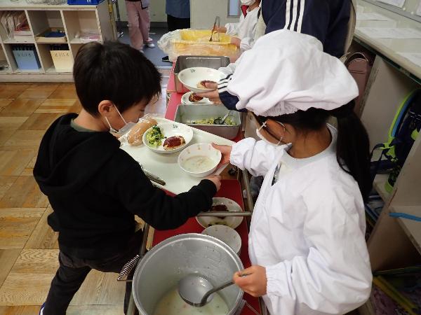 協力して配膳をする千早小吹台小学校1年生