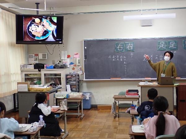 おせちのお話を聞く千早小吹台小学校1年生