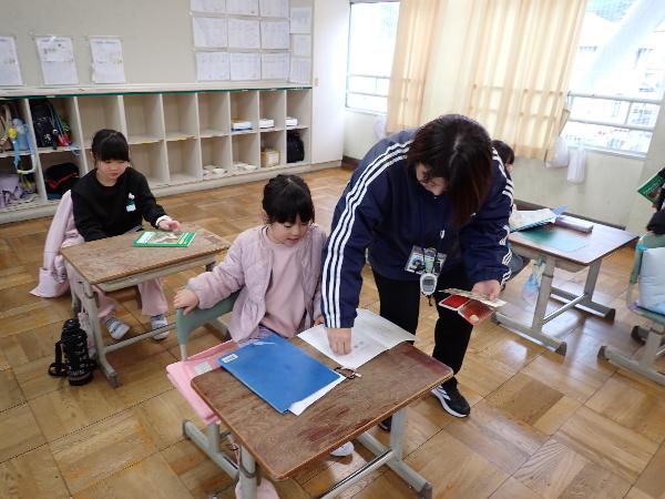 がんばりシールを貼ってまわってくださる担任の先生