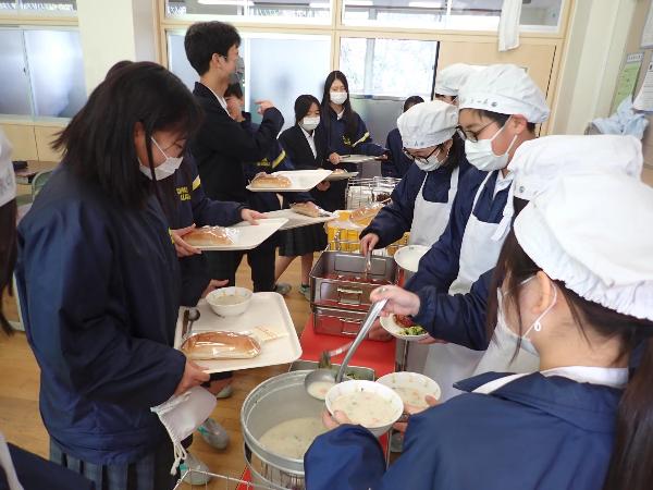 協力して配膳をする村立中学校3年生