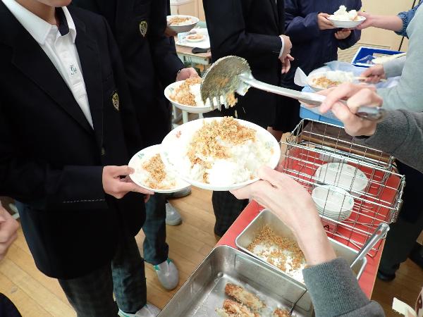 追加盛りをする村立中学校3年生