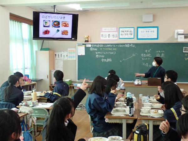 体調が悪い時の食事についての話を聞く、中学校3年生