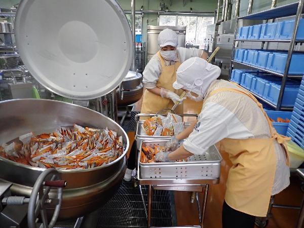 湯せんした救給カレーを取り出す調理員さん