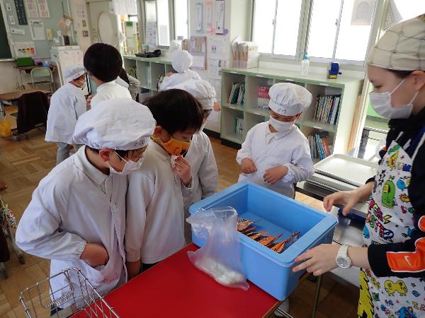 非常食に興味津々な赤阪小学校2年生