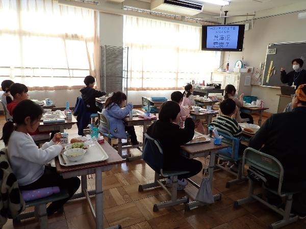 震災献立について話を聞く、千早小吹台小学校2年生