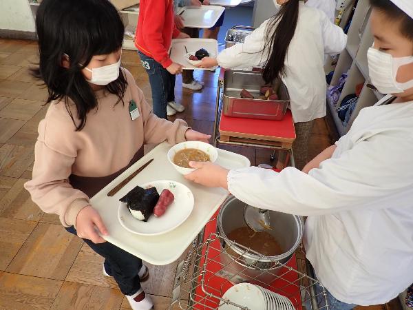 今日の給食をみて「少ない…」という千早小吹台小学校2年生