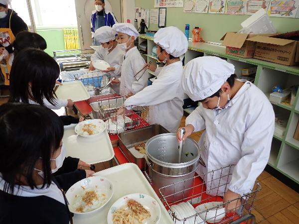 上手に配膳する赤阪小学校2年生