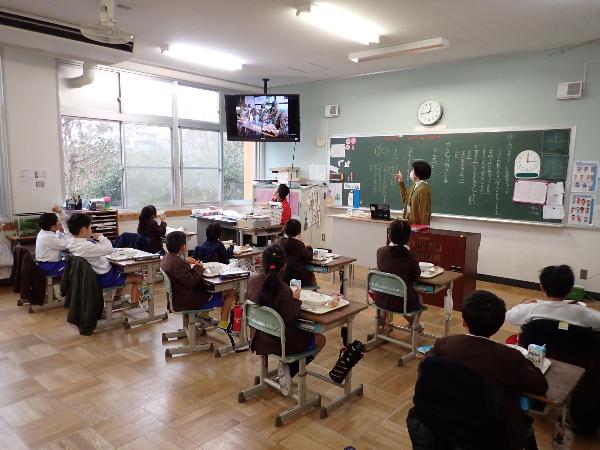 避難所の食事について話を聞く、赤阪小学校2年生