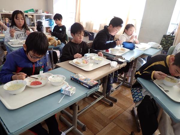 正しいおはしの持ち方で、がんばっておかずをつまもうとする千早小吹台小学校4年生