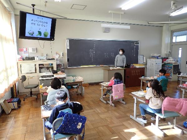 キャベツクイズをする千早小吹台小学校1年生