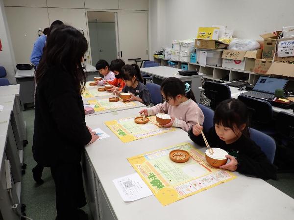 低学年の豆つかみ大会のようす