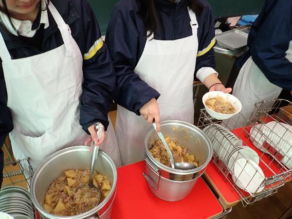 中学校3年生の二つの食缶にいっぱいの肉じゃが