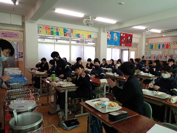 おちついて「いただきます」をする中学3年生