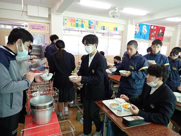 おかわりに行列をする中学3年生