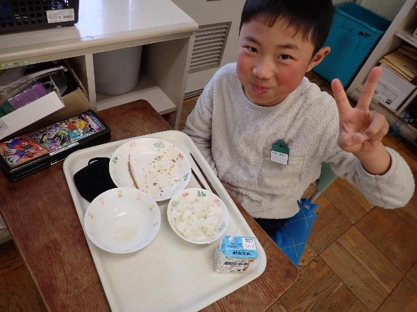 完食したお皿を見せてくれる千早小吹台小学校2年生