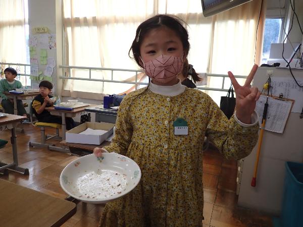 骨まで食べて空っぽのお皿を見せてくれる千早小吹台小学校2年生