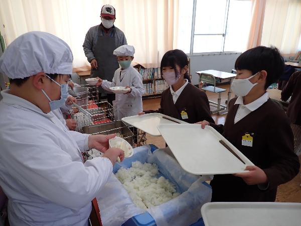 協力して配膳をする赤阪小学校3年生