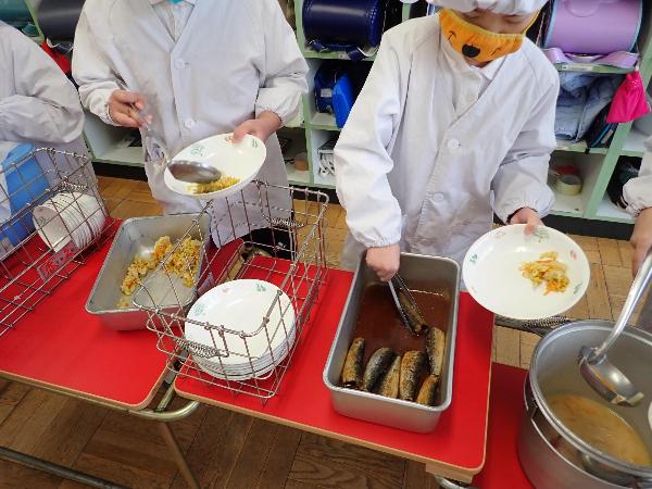 おさかなデーのようす（赤阪小学校2年生）