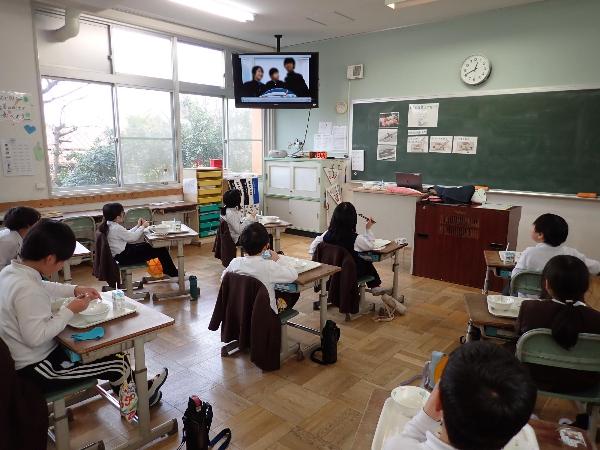 おさかなの上手な食べ方動画を見る赤阪小学校2年生