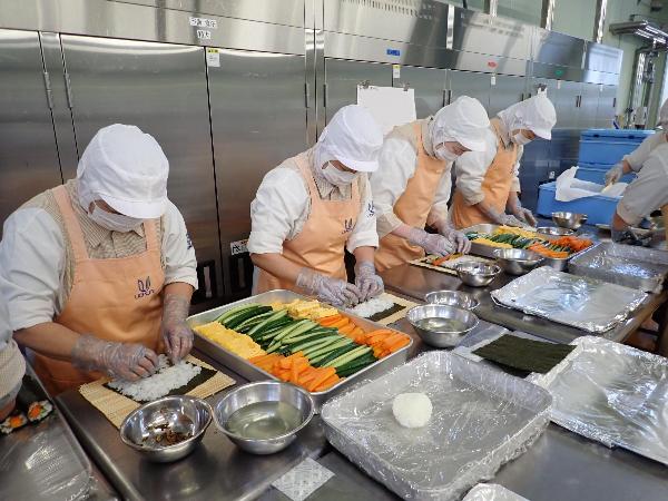 まきずしを巻く調理員さん