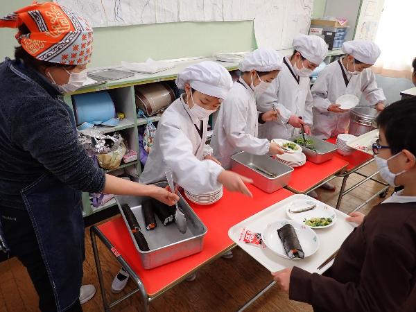 給食時間のようす（赤阪小学校3年生）節分献立