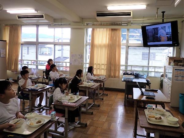 フィリピン料理を作っている動画を見る千早小吹台小学校3年生