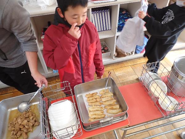 フィリピン料理給食を配膳する千早小吹台小学校3年生