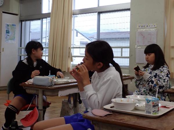 恵方を向いてまきずしを食べる千早小吹台小学校4年生