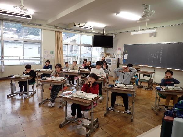 恵方を向いてまきずしを食べる千早小吹台小学校3年生