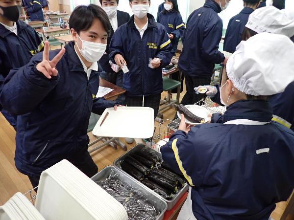 給食時間のようす（村立中学校2年生）