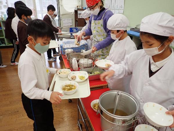 正しい食器の並べ方で配膳をする千早小吹台小学校4年生