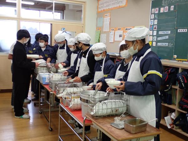 給食時間のようす（村立中学校1年生）