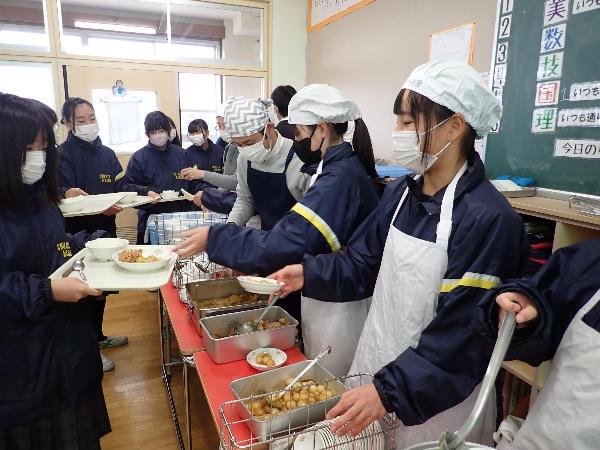 給食の配膳をする村立中学校1年生