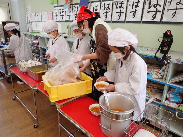 給食時間のようす（赤阪小学校4年生）