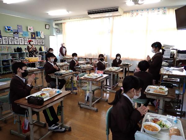 おちついて「いただきます」をする赤阪小学校3年生