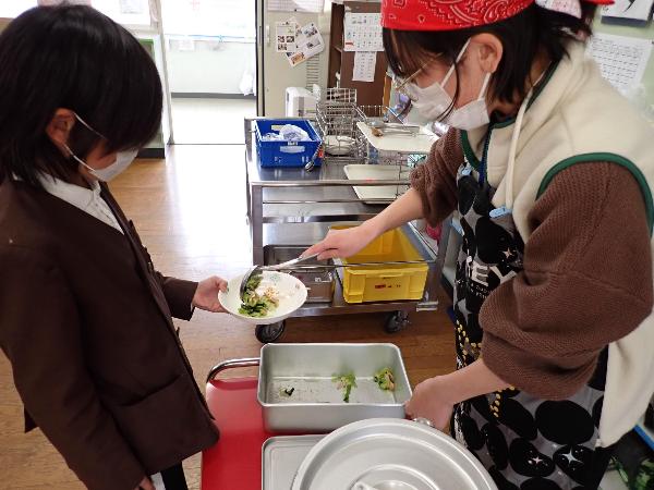 野菜のおかずをおかわりに来る赤阪小学校4年生