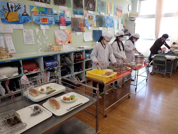 協力、工夫して配膳を進める給食当番さん