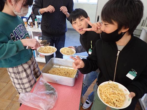 たらこスパゲティをおかわりする千早小吹台小学校5年生