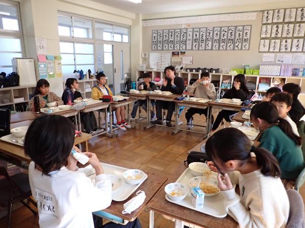 四角い輪になって給食を食べる千早小吹台小学校5年生