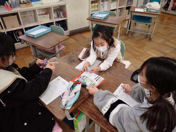 ポテトチップスの原材料を調べる千早小吹台小学校4年生