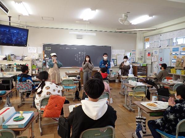 おちついて「いただきます」をする千早小吹台小学校5年生