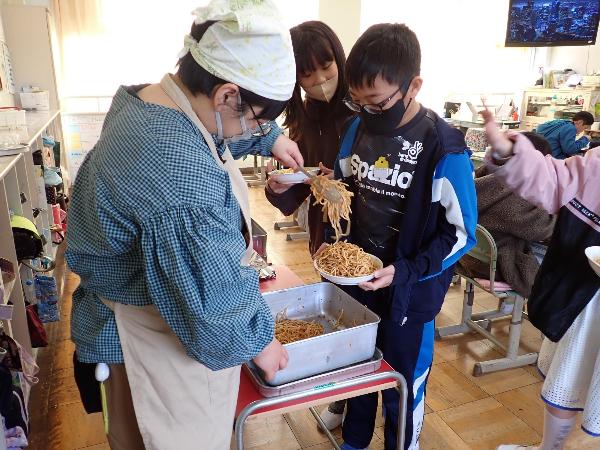 スパゲティのおかわりをする千早小吹台小学校5年生