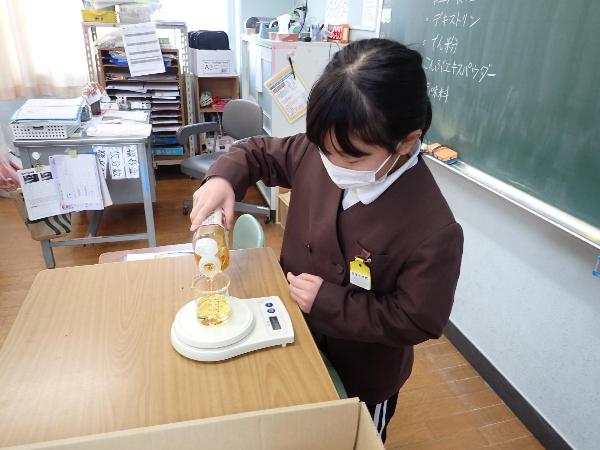 ビックパックのポテトチップスに含まれる油の量を確かめる赤阪小学校4年生