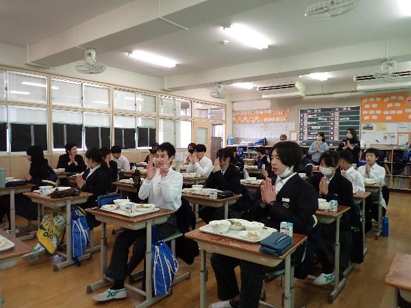 丁寧に「いただきます」の挨拶をする村立中学校1年生