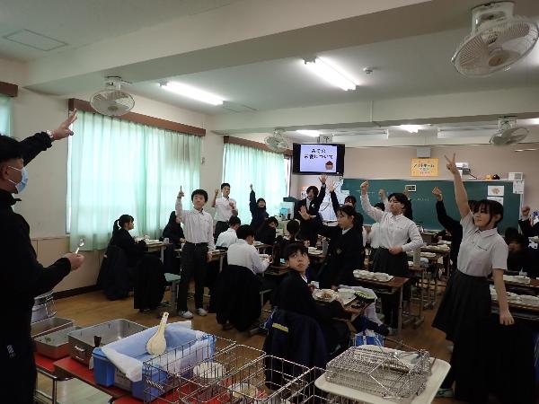 おかわりジャンケンをする中学1年生