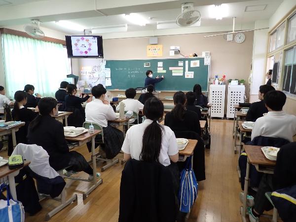 たんぱく質やアミノ酸の話をする栄養教諭