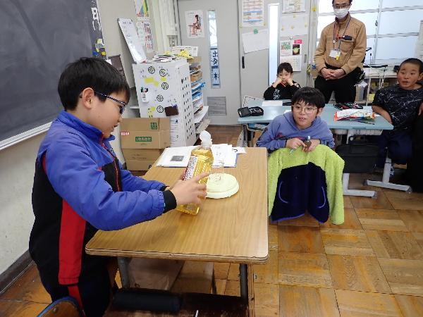 ビックパックのポテトチップスに含まれる油の量を確かめる千早小吹台小学校4年生